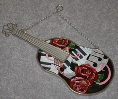 #5217 CLASSICAL VIOLIN HAND PAINTED HANGING GLASS DECOR 11″ X 4.75″