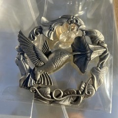 VTG Pewter hummingbird In Ivy Wreath With Dangling Crystal Suction Cup Window