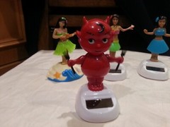 4 Solar Power Bobbleheads Figurines, 3 Hula Girls & 1 Little Red Devil