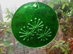 Vintage Pressed Glass Suncatcher~Starburst Snowflakes in Rich Deep Green~4.25″