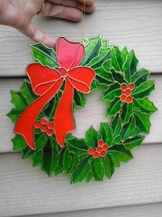 Vtg 8″ Plastic Suncatcher Green Wreath Seasonal Window Decoration