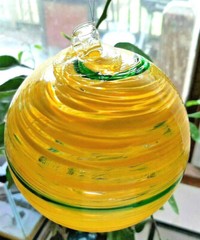 Hanging Glass Ball 4″ Diameter Yellow with Green Swirl Friendship Ball HB44-1