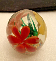 RARE VINTAGE 1940s-1960s MID-CENTURY GLASS PAPERWEIGHT PINK YELLOW RED FLOWERS