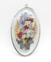 Vintage Dried Flowers Pressed in Glass In Brass Frame Sun Catcher Oval 5″ x 3″