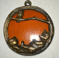 VINTAGE AMBER STAINED GLASS CAST METAL HONEY BEAR SUN CATCHER RARE FIND 4 1/8″ W