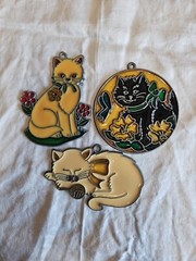 3 Kitten Cats Kitties Suncatcher Hanging Window Ornaments Vtg Flowers Yarn And