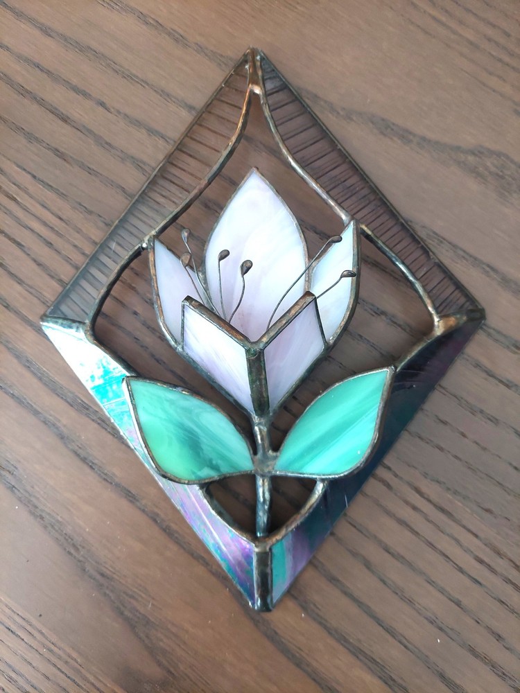 Vtg Stained glass pink lily 3D suncatcher, flower windows hanging decor 8”x6″