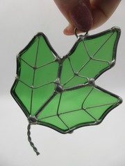 Vtg 4″ Artisan Stained Glass GREEN MAPLE LEAF Sun Catcher Flowers Art Hand Made