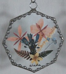 RARE VINTAGE ALASKA DRIED FLOWERS IN METAL & GLASS HEXAGONAL SUNCATCHER ORNAMENT