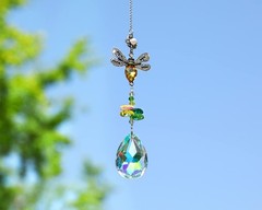 Charming Bee Rhinestone Suncatcher: Illuminate Your Space with Colorful Prisms