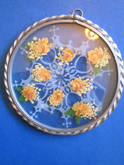 Glass dried flower sun catcher window hanger. Queen Anne Lace. 5.5″ Round Silver