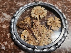 Vtg Lasting impressions W/Real Flowers Pewter Framed ROUND Sun Catcher 3.5″