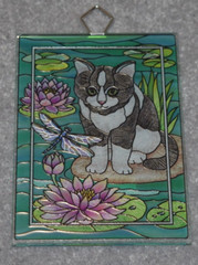 #42915 KITTEN & DRAGONFLY HAND PAINTED GLASS DECOR 3.75″ X 5.25″