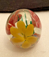 RARE VINTAGE 1940s-1960s MID-CENTURY GLASS PAPERWEIGHT PINK YELLOW RED FLOWERS