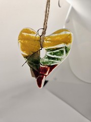 Art GLASS HEART Suncatcher / Ornament Red Green Yellow 3″ Hand Made