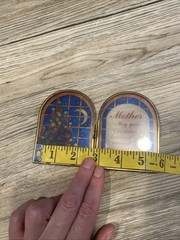 Vtg Vermont art expressions glass suncatcher Christmas “ Mother” “ Mom & Dad “