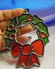 Christmas Wreath w/red bow heavy plastic Sun Catchers 3″ x 3.75″