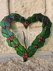 Stained Glass Christmas Holly Berry Wreath 10.5″ Hanging Vintage Suncatcher USA