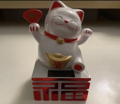 Solar powered white Lucky cat sitting on FU( 福）with Hand Waving figuire toy