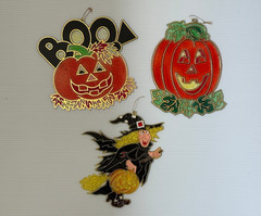 Lot of 3 – Vintage Halloween Plastic Suncatcher -9″ Boo!, Pumpkins and Witch