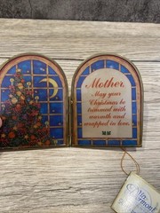 Vtg Vermont art expressions glass suncatcher Christmas “ Mother” “ Mom & Dad “