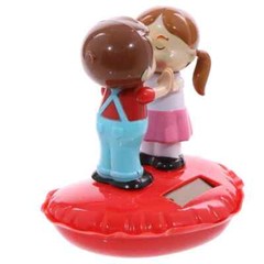 Cute Children Kissing on a Heart Solar Pad Novelty Solar Powered Moving Toy