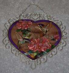 #7386 MOTHER LARGE HEART FLOWERS HUMMINGBIRDS HAND PAINTED GLASS DECOR 7″ X 6″