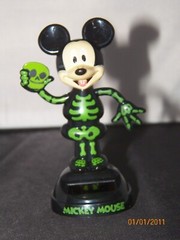 Solar Happy Happy Halloween Disney Mickey Mouse green skeleton bobble head new