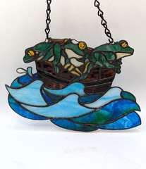 Vintage Handmade Stained Glass 3 Frogs in Barrel Boat Suncatcher Window 10.5″