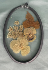 VINTAGE DRIED PRESSED FLOWERS OVAL GLASS PEWTER FRAMED SUN CATCHER 6 INCHES