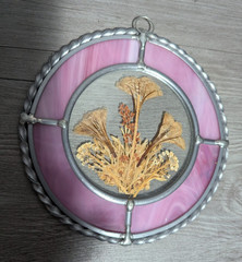 Vtg 6.5″ Round Real Flowers Stained Glass Sun Catcher Lasting Impressions Decor
