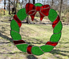 SG27 – Handcrafted Stained Glass Suncatcher, Christmas Wreath, 9X9 in.