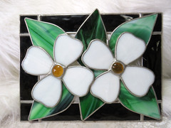 BEAUTIFUL STAINED GLASS BY ROMA DOGWOOD FLOWERS BLOOMS SUNCATCHER 6 3/8″x 8 3/8″