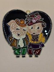 Vintage Stained Glass Pig Couple Sun Catcher – Heart Frame, Hand-Painted Enamel
